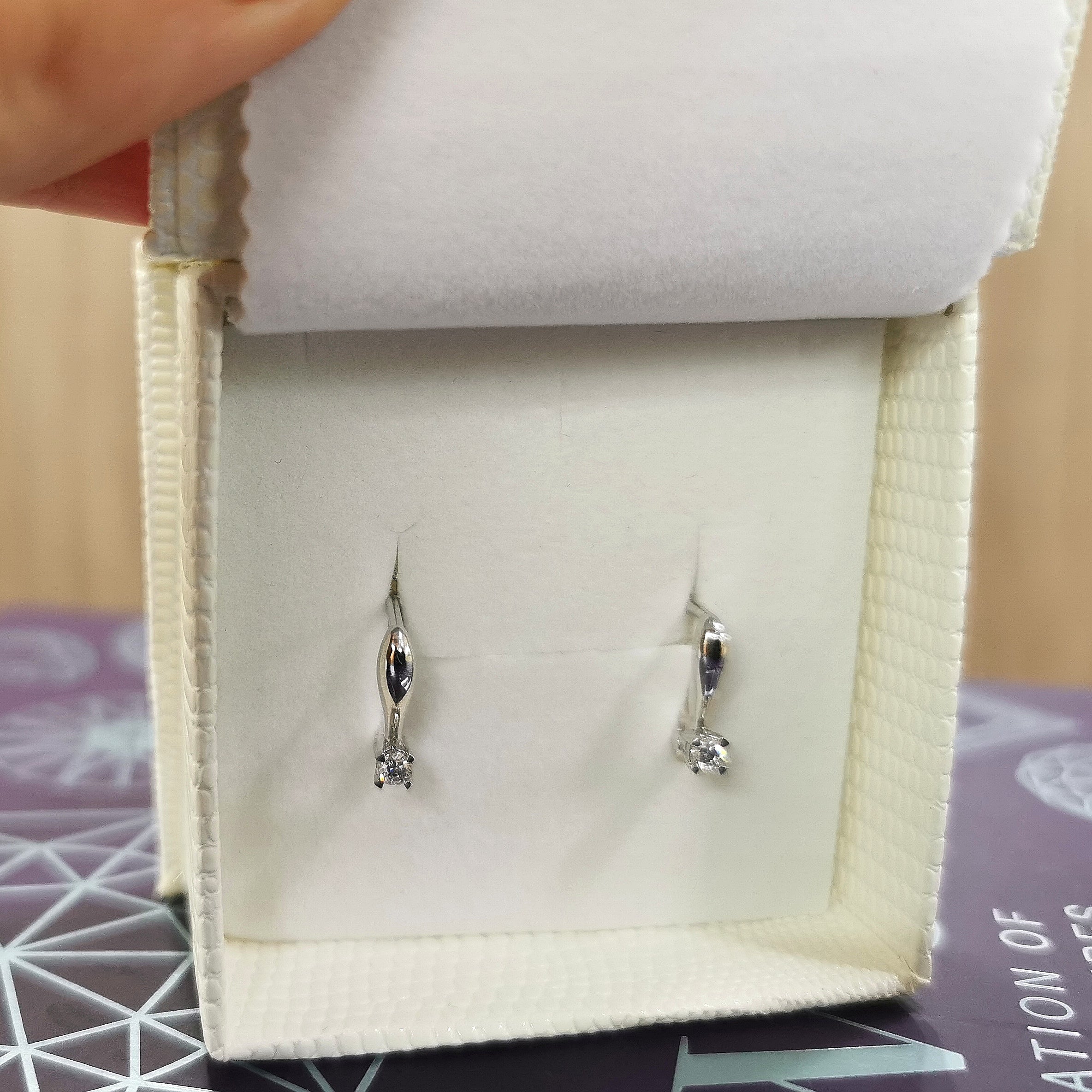 Обеци от бяло злато с Диаманти Английско закопчаване 0.16 карата